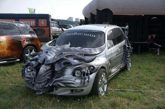 Un alien qui sort du capot d une voiture - alien car