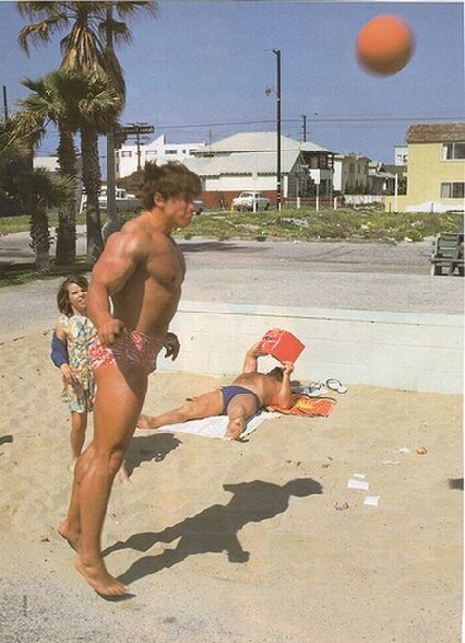 Schwarzi joue au beach volley avec un ballon de basket - arnold schwarzenegger joue au beach volley avec un ballon de basket