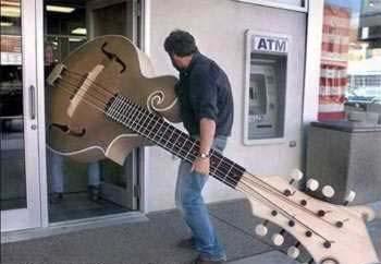 Ca va pas facile de jouer de cette guitare - big guitar
