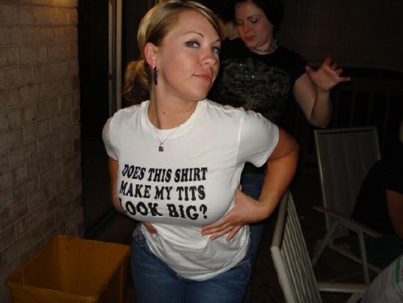 Est ce que mon t-shirt rend mes seins gros ? - big tits shirt