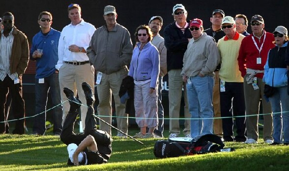 Un golfeur se vautre devant des spectateurs tres compatissants :p - chute golfeur un golfeur se prend les pieds dans la barriere de securite et tombe devant les spectateurs