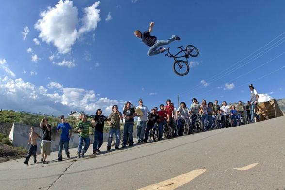 Un homme volant a velo. La chute va etre rude :s - crazy biker