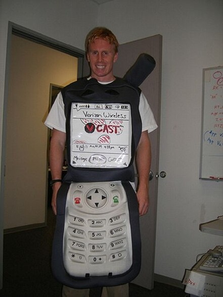 Mister Gsm. Le costume le plus pourrave jamais vu - deguisement costume tout pourri un mec se deguise en telephone portable