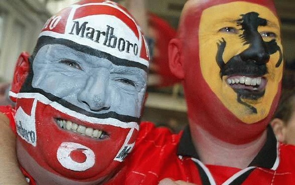 Sont mignons ces fans de Formule 1 - des fans de f1 peint aux couleurs de leurs ecuries