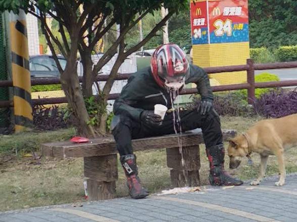 Il aurait peu etre du enlever son casque avant de boire lol - dumb biker
