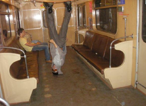 Une facon originale de prendre le metro - dumb