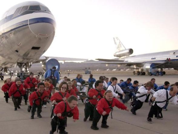 Des nains qui tractent un avion :o - dwarf world record