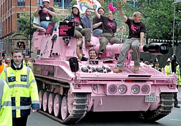 Le char de la gay pride. Pink is good :) - gay pride