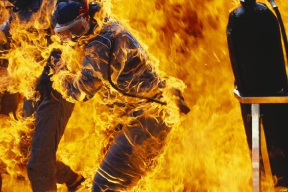 Meme avec sa combinaison, il doit avoir bien chaud :o - he is on fire