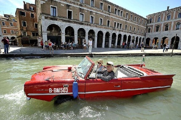 Il se ballade dans le canaux de venise avec sa voiture - il se ballade dans le canaux de venise avec sa voi
