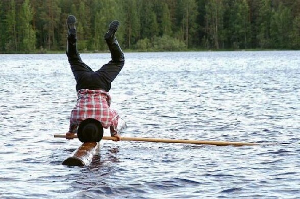 Lui il est pret pour passer a incroyable talent - incroyable talent un mec tient en equilibre sur la tete sur un tronc d arbre dans l eau
