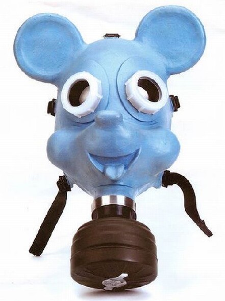 Un masque a gaz en forme de tete de Mickey - masque a gaz bleu en forme de tete de mickey de disney