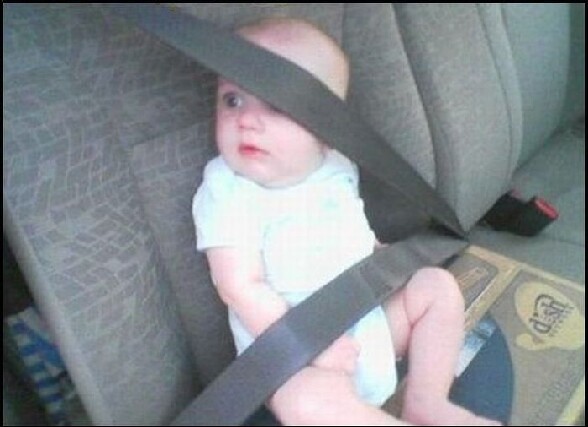 Voila comment ne pas attacher son bebe en voiture - parents inconscient sans siege pour bebe