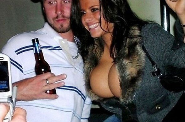 Un mec qui a tire le gros lot avec cette brune pulpeuse - photo de soiree avec une belle brune aux formes plus que genereuses et un enorme decollete plongeant
