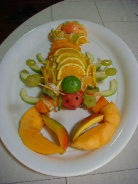 Un homard ou plutot une salade de fruit - salade de fruit en forme de homard