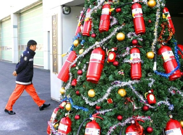Le sapin de Noel original d une caserne de pompier - sapin de noel de pompiers le sapin de noel d une caserne de pompier decore avec des extincteur
