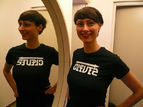 T shirt qu on ne peut lire qu avec une glace - t shirt i am with stupid lisible a l envers dans un miroir