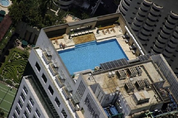 Sympa la petite piscine privee sur le toit ! - une enorme piscine privee sur un toit d immeuble surement celle d un hotel ou d un milliardaire