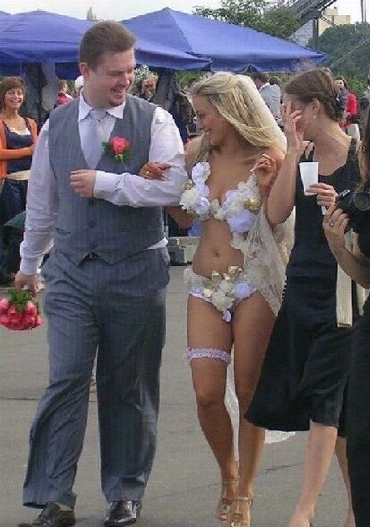 La mariee n a pas eu le temps d acheter sa robe :p - une femme juste mariee se ballade au bras de son mari a moitie a poil en lingerie avec sa jarretiere