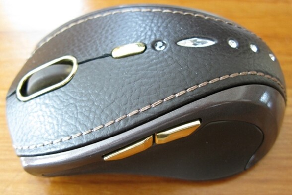 Une souris de luxe avec cuir et diamants - une souris d ordinateur recouverte de cuir et diamants