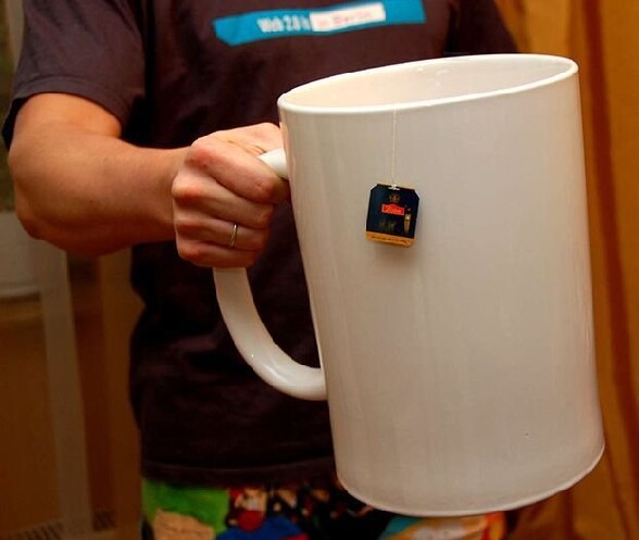 Une enorme tasse de the ! - une tasse de the surdimensionnee qui doit etre bien lourde
