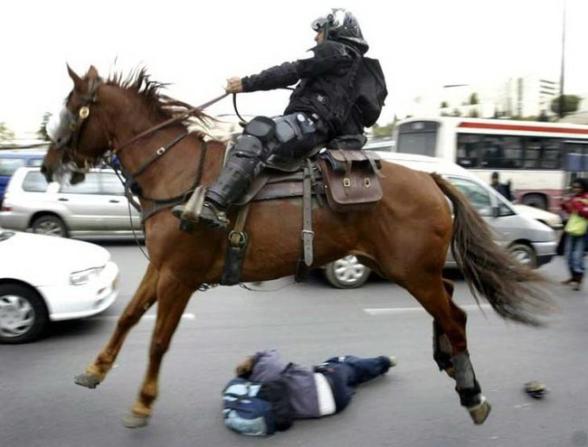 Attention a la police montee ! - warning