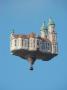 Un enorme ballon gonflable en forme de chateau